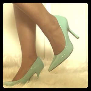 Guess turquoise patent Pumps